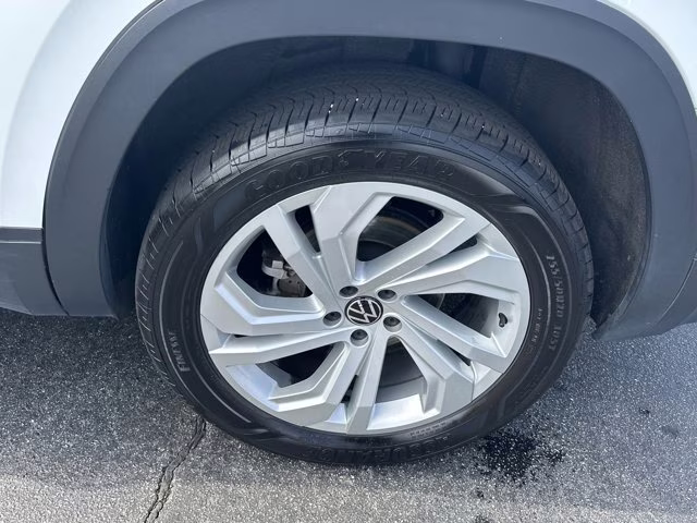 2023 White Volkswagen Atlas 2.0T SE w/Technology FWD SUV