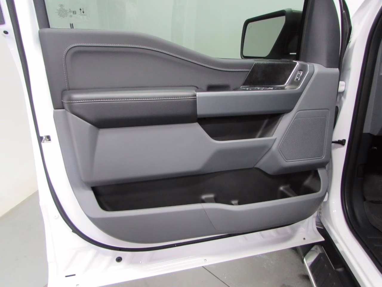 2023 Star White Metallic Tri-Coat Ford F-150 XLT 4X4 Truck