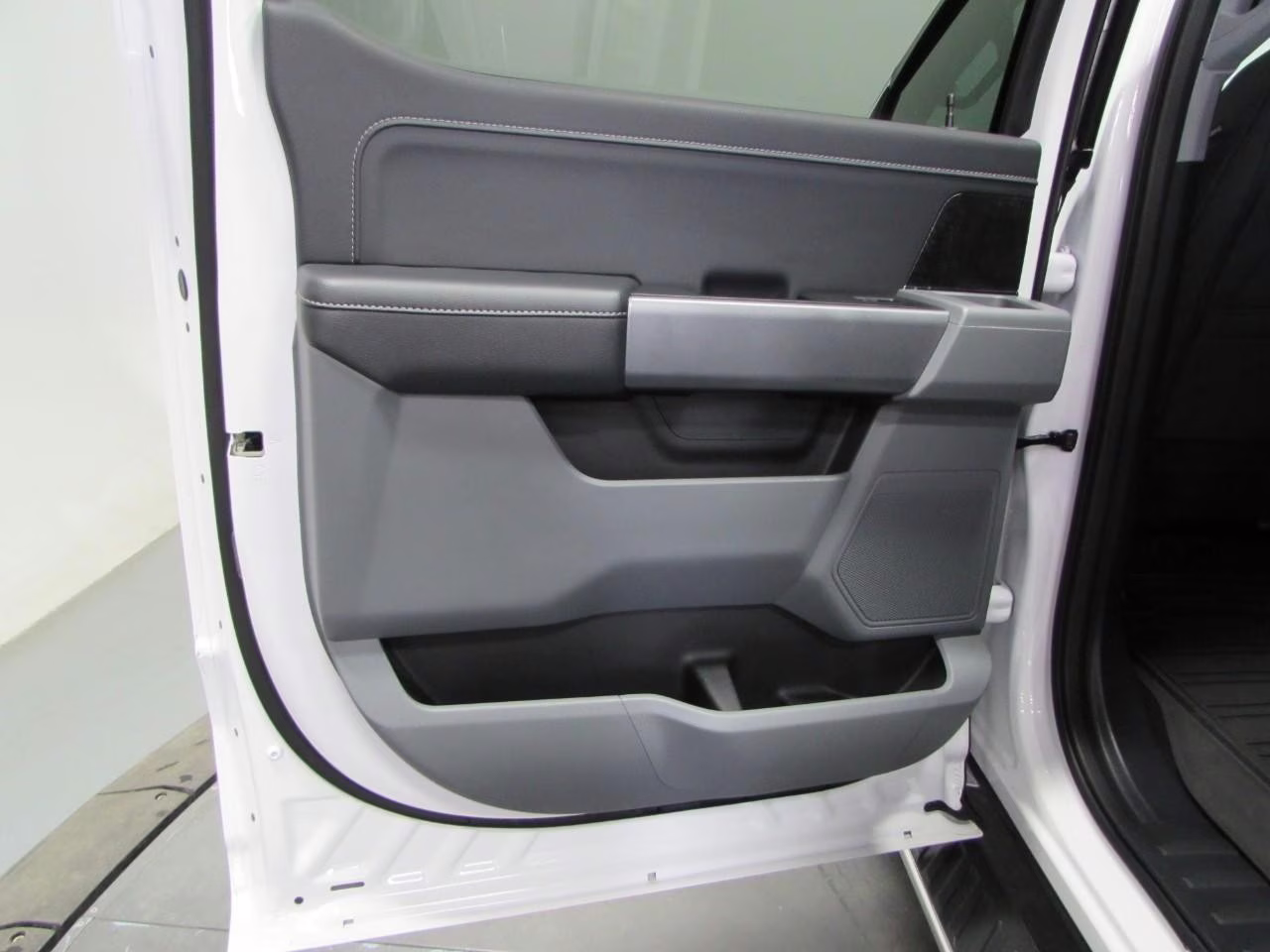 2023 Star White Metallic Tri-Coat Ford F-150 XLT 4X4 Truck