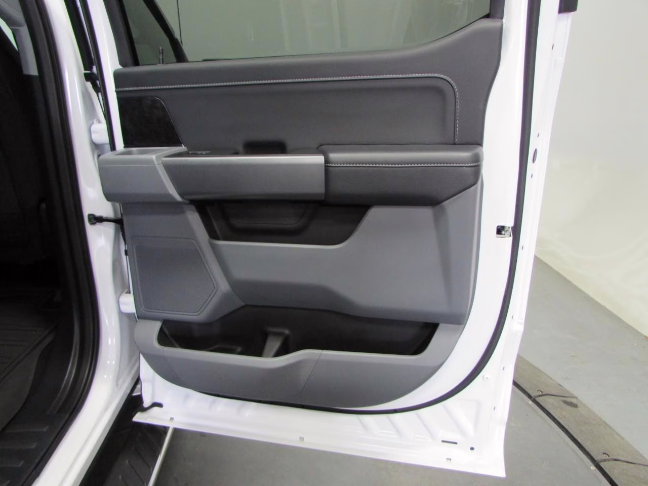 2023 Star White Metallic Tri-Coat Ford F-150 XLT 4X4 Truck