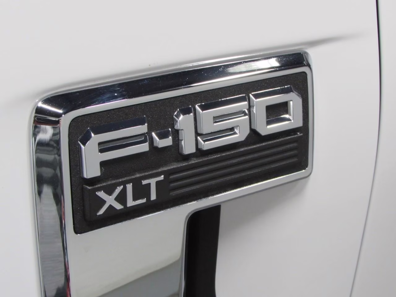 2023 Star White Metallic Tri-Coat Ford F-150 XLT 4X4 Truck