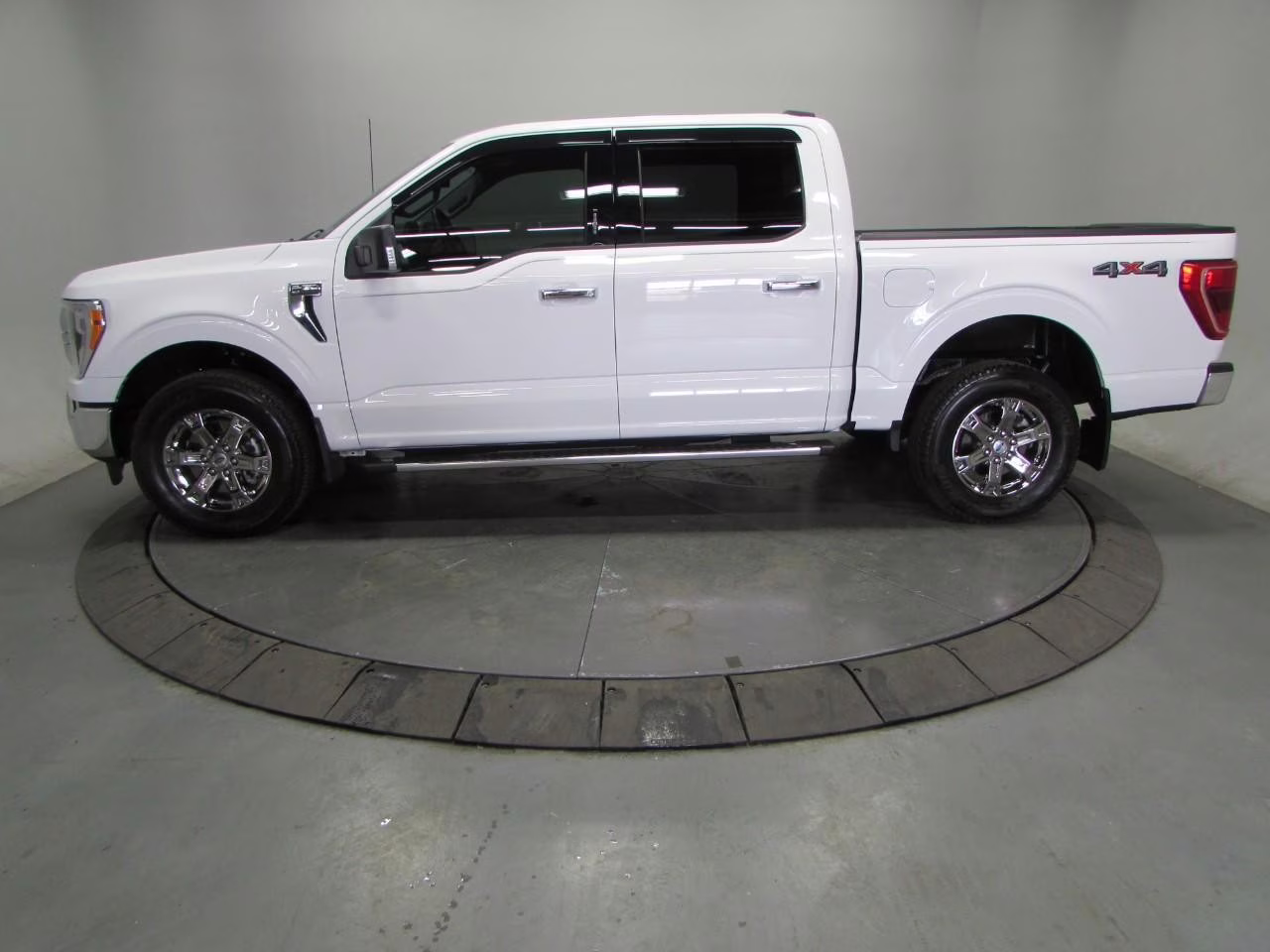 2023 Star White Metallic Tri-Coat Ford F-150 XLT 4X4 Truck