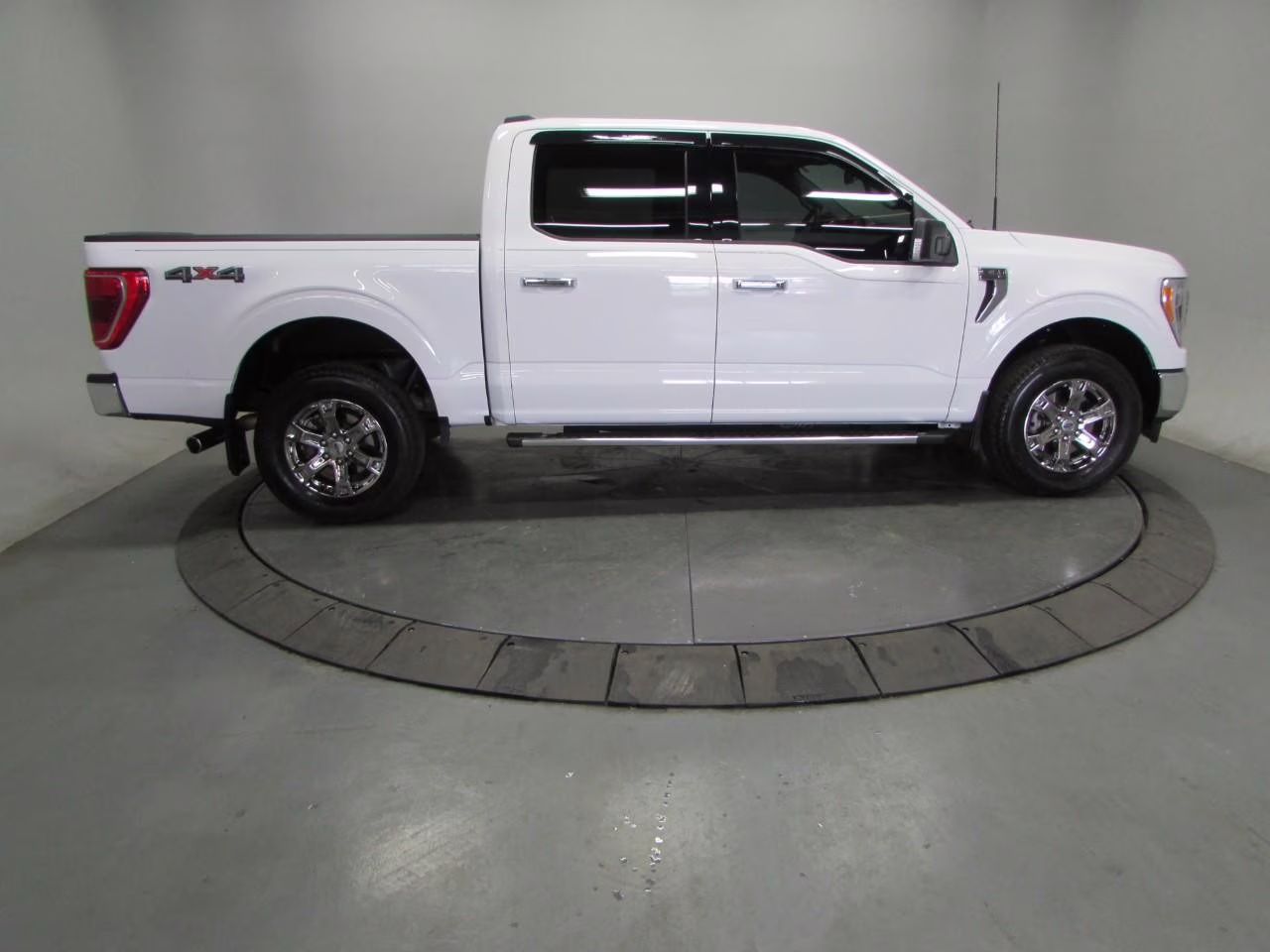 2023 Star White Metallic Tri-Coat Ford F-150 XLT 4X4 Truck