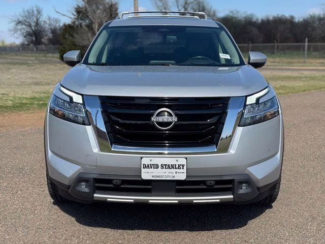 2022 Brilliant Silver Metallic Nissan Pathfinder Platinum 4X4 SUV