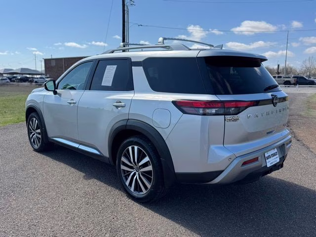 2022 Brilliant Silver Metallic Nissan Pathfinder Platinum 4X4 SUV