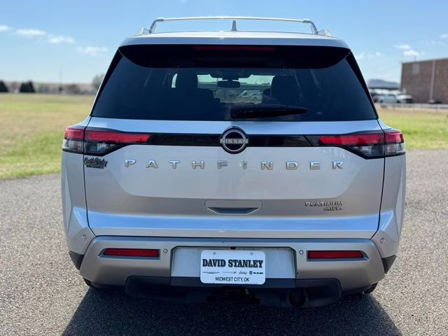 2022 Brilliant Silver Metallic Nissan Pathfinder Platinum 4X4 SUV