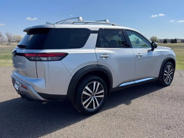 2022 Brilliant Silver Metallic Nissan Pathfinder Platinum 4X4 SUV