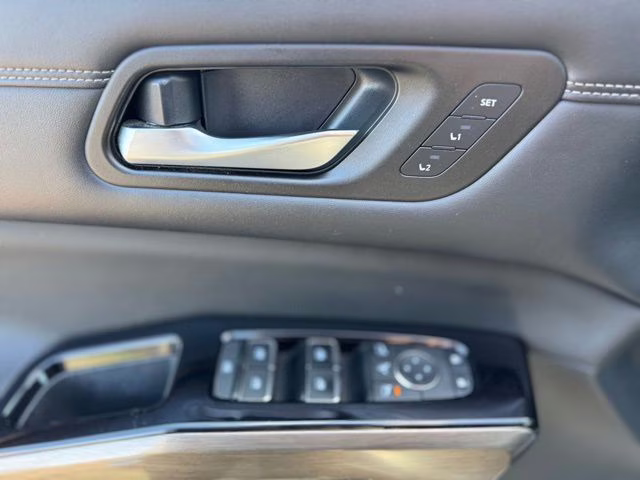 2022 Brilliant Silver Metallic Nissan Pathfinder Platinum 4X4 SUV