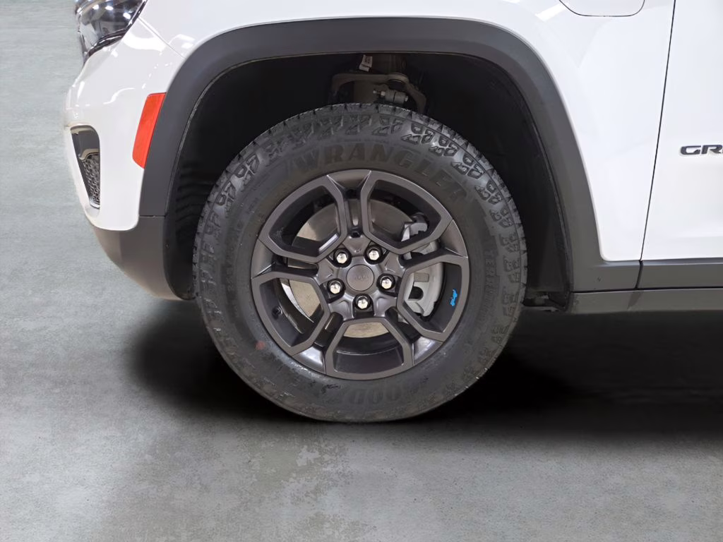 2025 Bright White Clearcoat Jeep Grand Cherokee 4xe Trailhawk 4X4 SUV