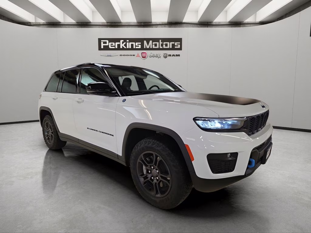 2025 Bright White Clearcoat Jeep Grand Cherokee 4xe Trailhawk 4X4 SUV
