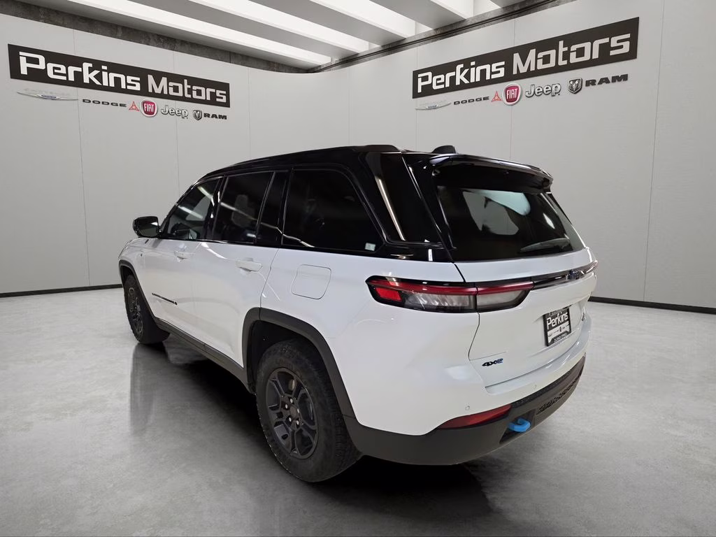 2025 Bright White Clearcoat Jeep Grand Cherokee 4xe Trailhawk 4X4 SUV