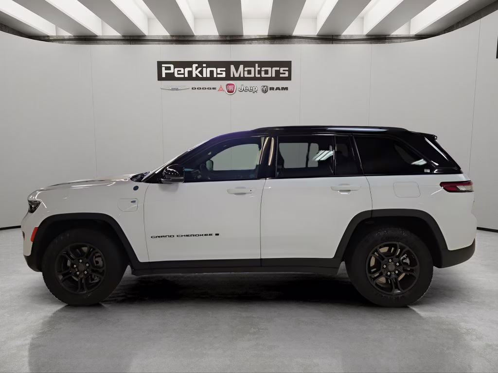2025 Bright White Clearcoat Jeep Grand Cherokee 4xe Trailhawk 4X4 SUV