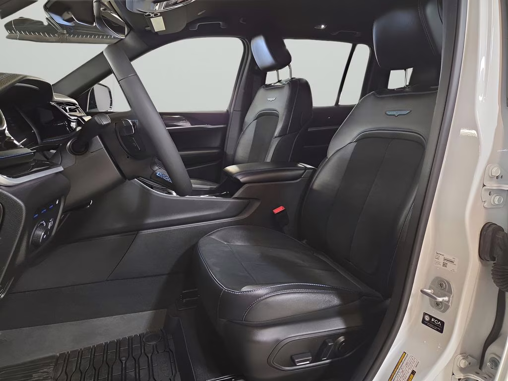 2025 Bright White Clearcoat Jeep Grand Cherokee 4xe Trailhawk 4X4 SUV