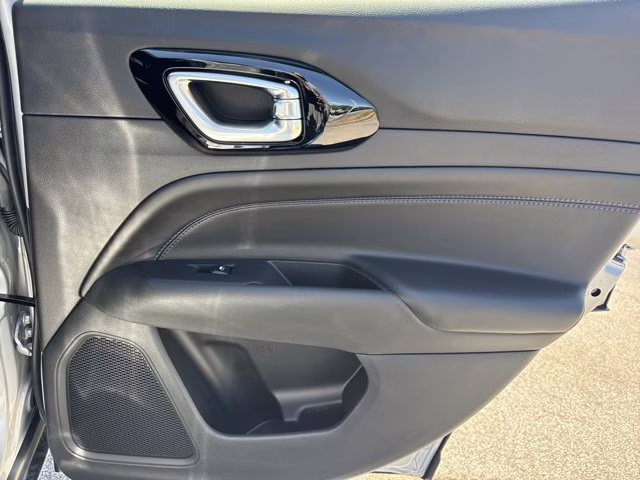 2026 Silver Zynith Metallic Clearcoat Jeep Compass Latitude Altitude 4X4 SUV