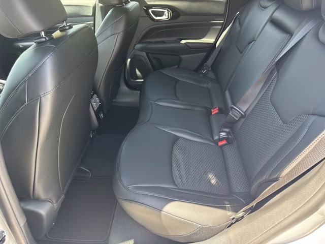 2026 Silver Zynith Metallic Clearcoat Jeep Compass Latitude Altitude 4X4 SUV