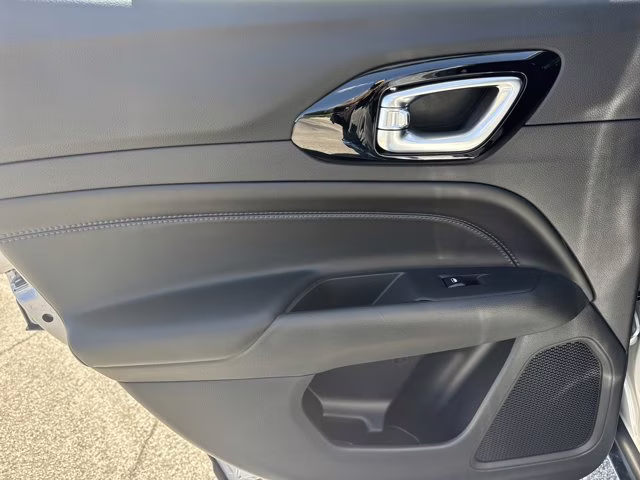 2026 Silver Zynith Metallic Clearcoat Jeep Compass Latitude Altitude 4X4 SUV