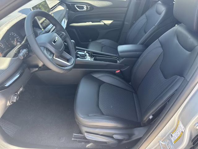 2026 Silver Zynith Metallic Clearcoat Jeep Compass Latitude Altitude 4X4 SUV