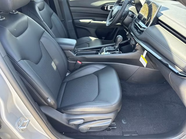 2026 Silver Zynith Metallic Clearcoat Jeep Compass Latitude Altitude 4X4 SUV