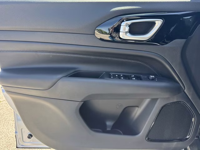 2026 Silver Zynith Metallic Clearcoat Jeep Compass Latitude Altitude 4X4 SUV