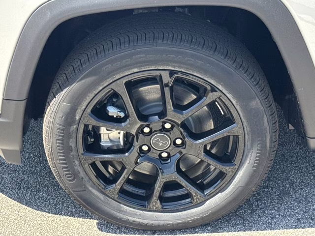 2026 Silver Zynith Metallic Clearcoat Jeep Compass Latitude Altitude 4X4 SUV