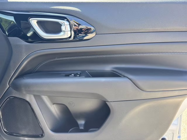 2026 Silver Zynith Metallic Clearcoat Jeep Compass Latitude Altitude 4X4 SUV