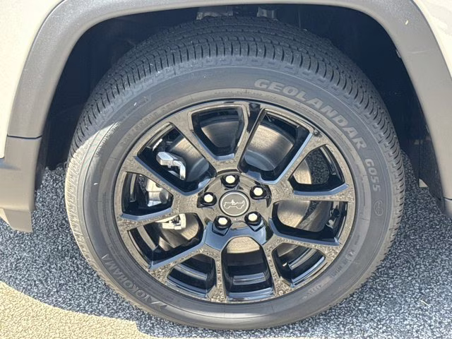 2026 Silver Zynith Metallic Clearcoat Jeep Compass Latitude Altitude 4X4 SUV