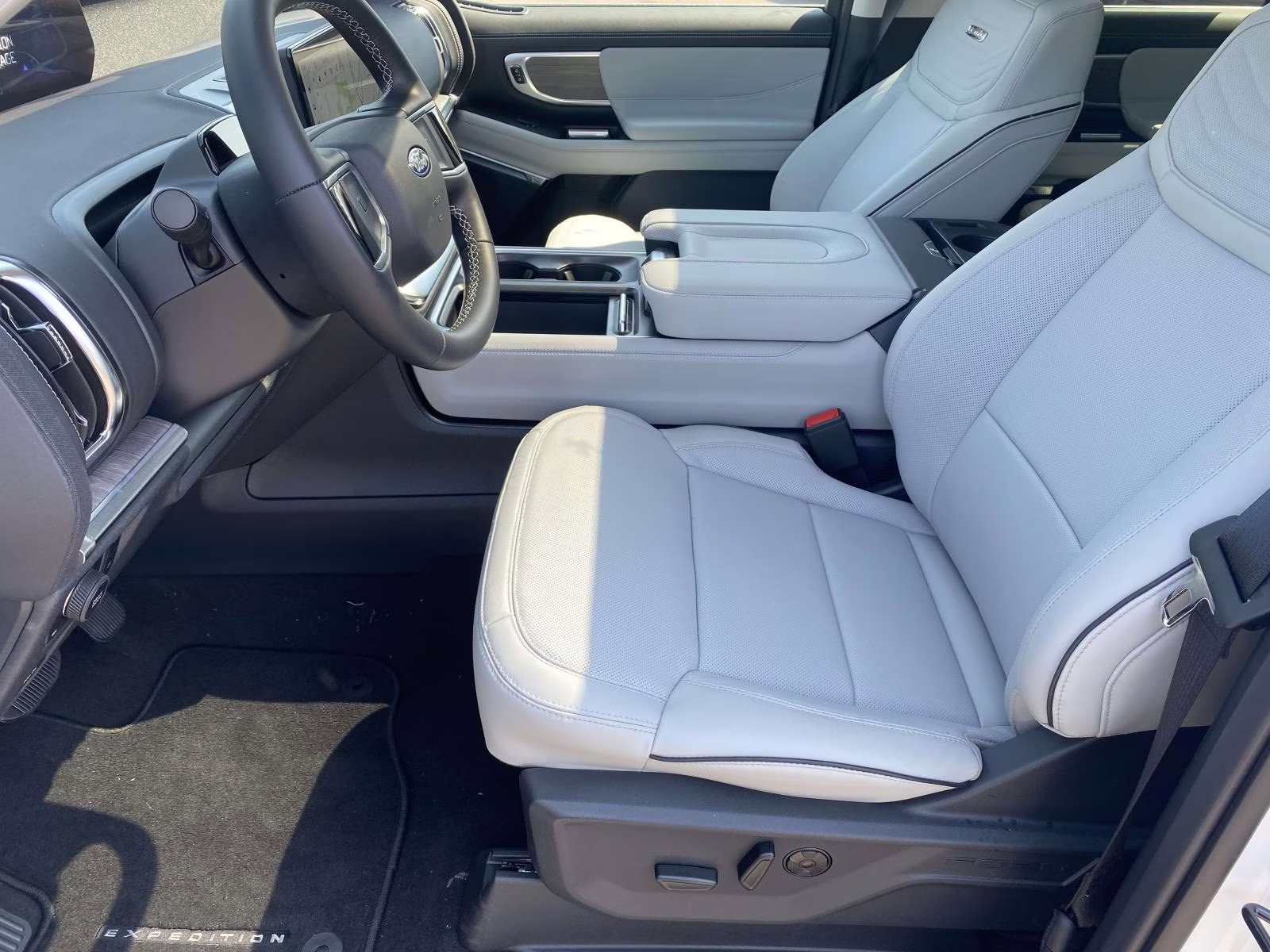 2026 Star White Metallic Tri-Coat Ford Expedition Platinum 4X4 SUV