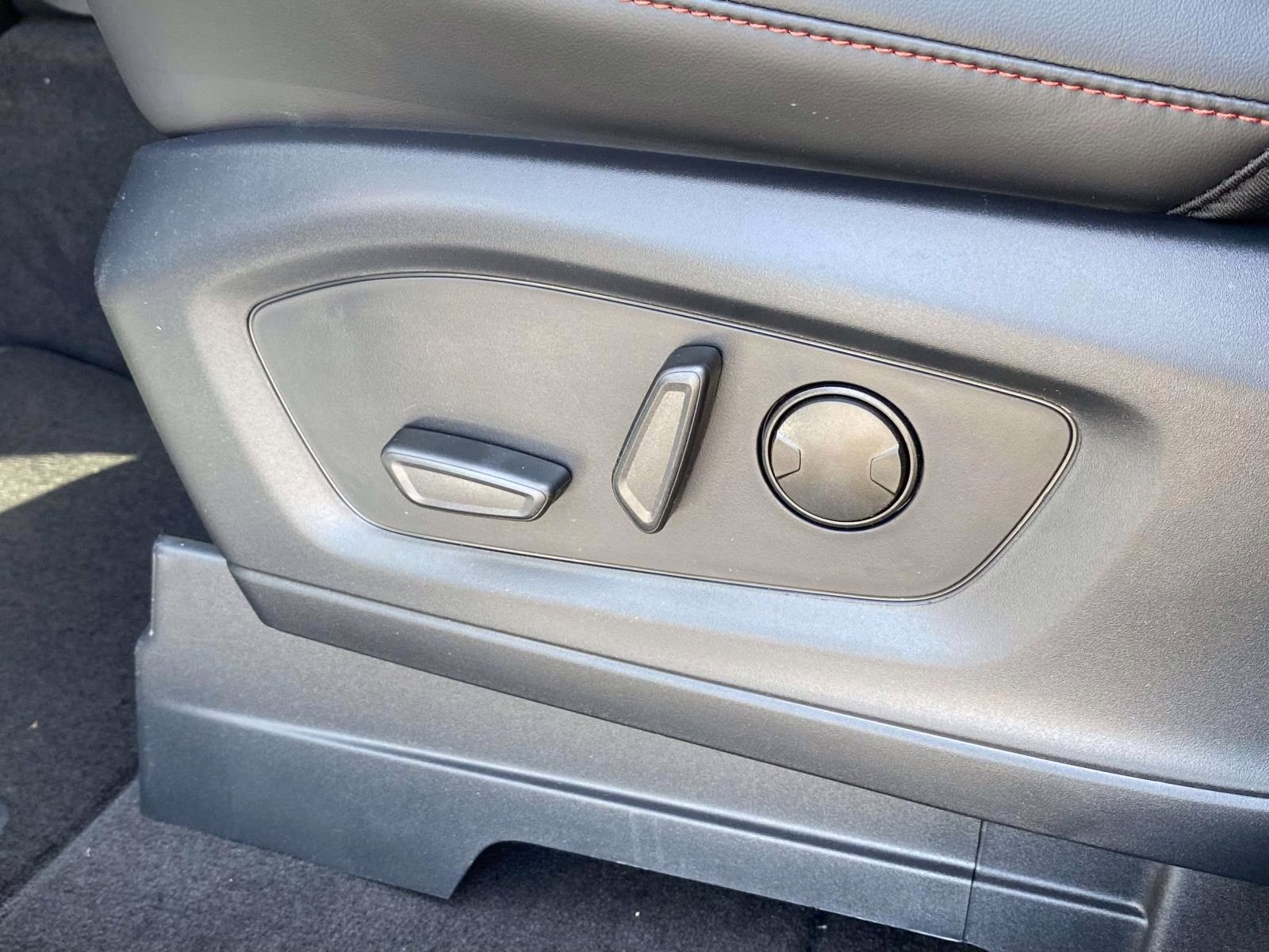 2026 White Metallic Ford Explorer ST-Line 4X4 SUV