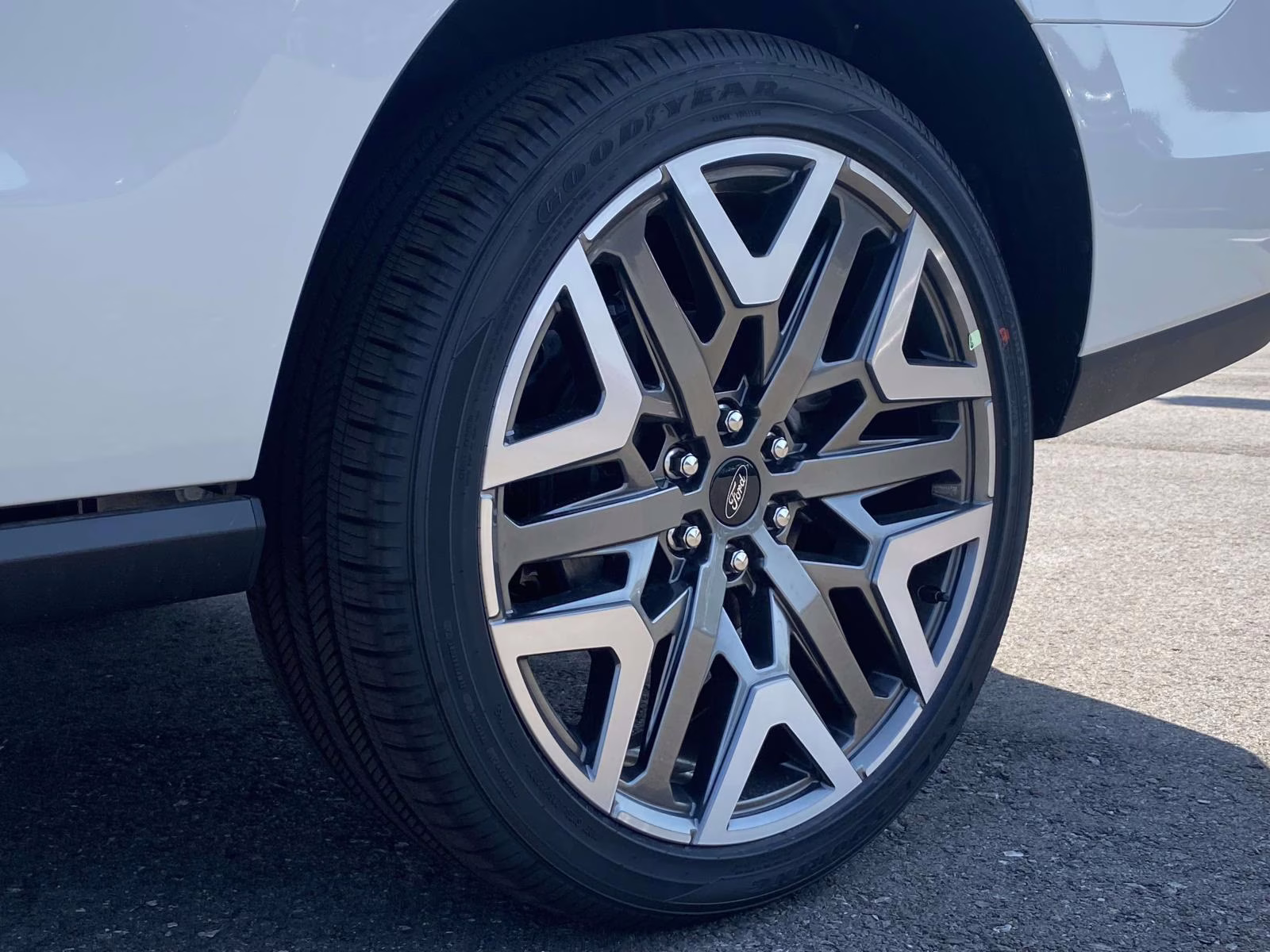 2026 Star White Metallic Tri-Coat Ford Expedition Platinum 4X4 SUV