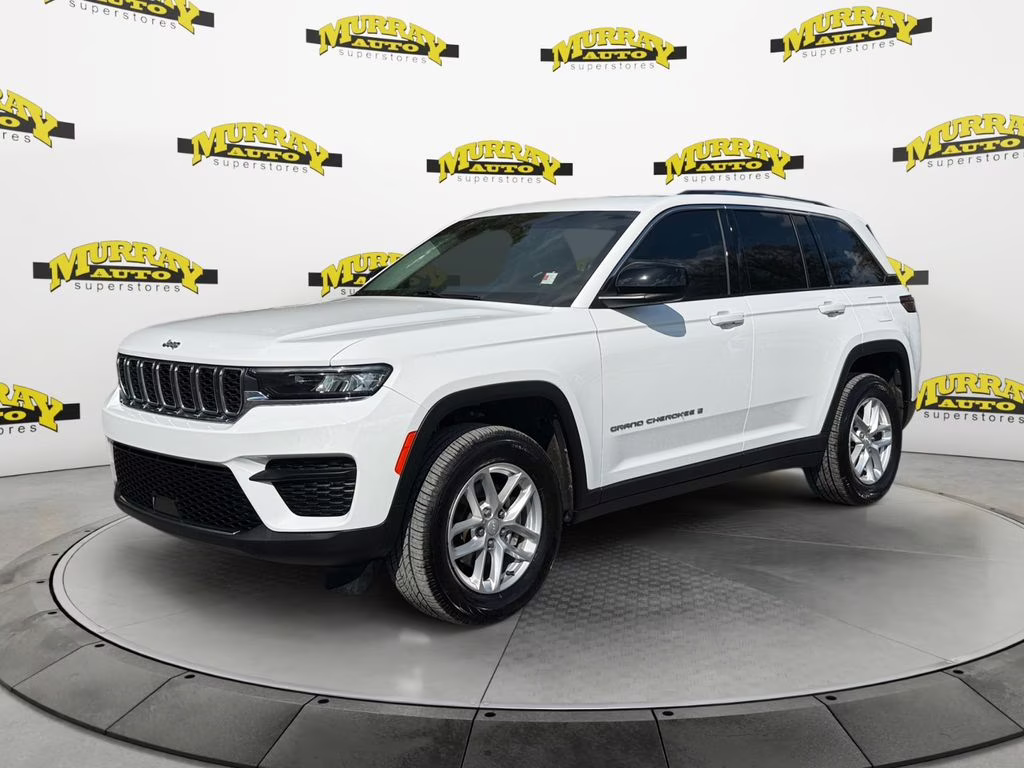 2023 Bright White Clearcoat Jeep Grand Cherokee Laredo 4X4 SUV