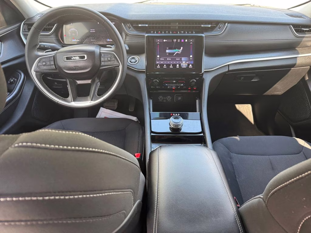 2023 Bright White Clearcoat Jeep Grand Cherokee Laredo 4X4 SUV