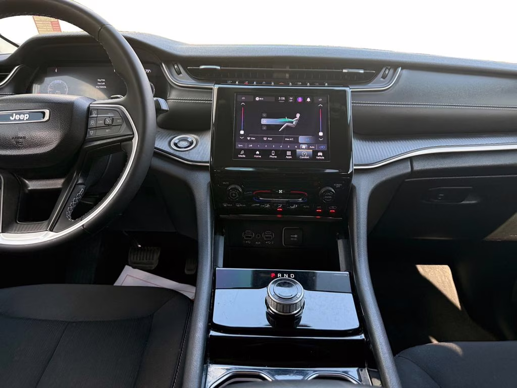 2023 Bright White Clearcoat Jeep Grand Cherokee Laredo 4X4 SUV