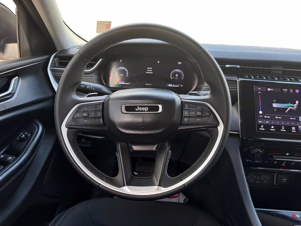2023 Bright White Clearcoat Jeep Grand Cherokee Laredo 4X4 SUV