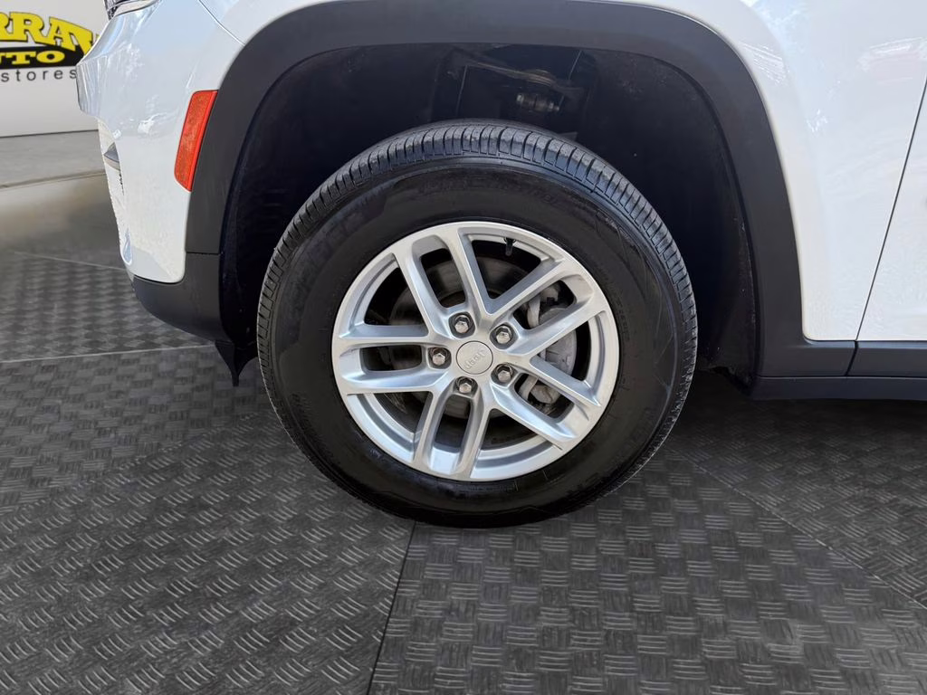 2023 Bright White Clearcoat Jeep Grand Cherokee Laredo 4X4 SUV