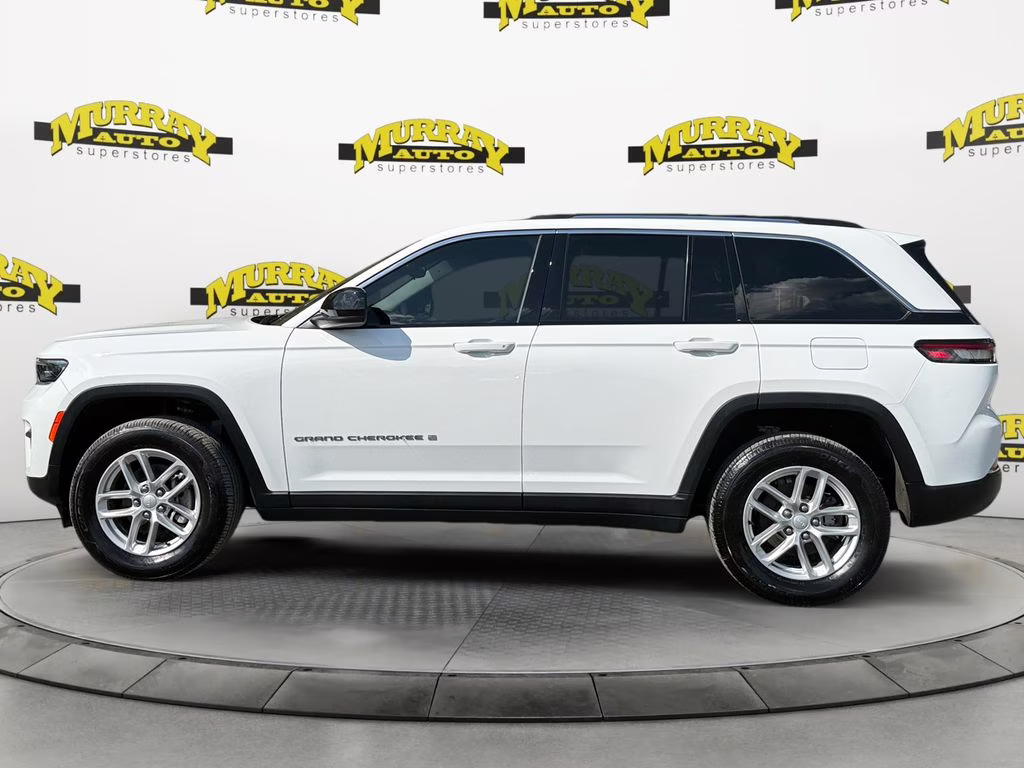 2023 Bright White Clearcoat Jeep Grand Cherokee Laredo 4X4 SUV