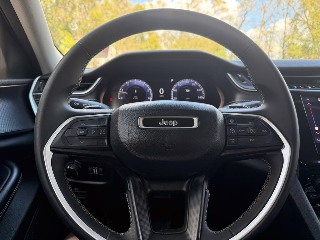 2023 Bright White Clearcoat Jeep Grand Cherokee Laredo 4X4 SUV