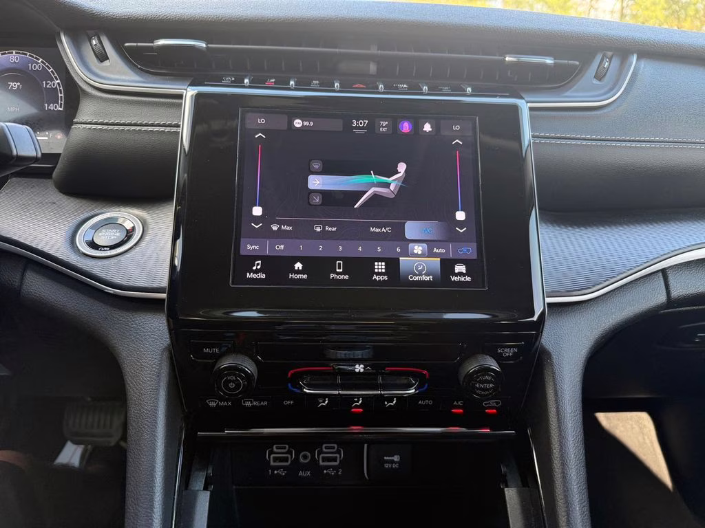 2023 Bright White Clearcoat Jeep Grand Cherokee Laredo 4X4 SUV