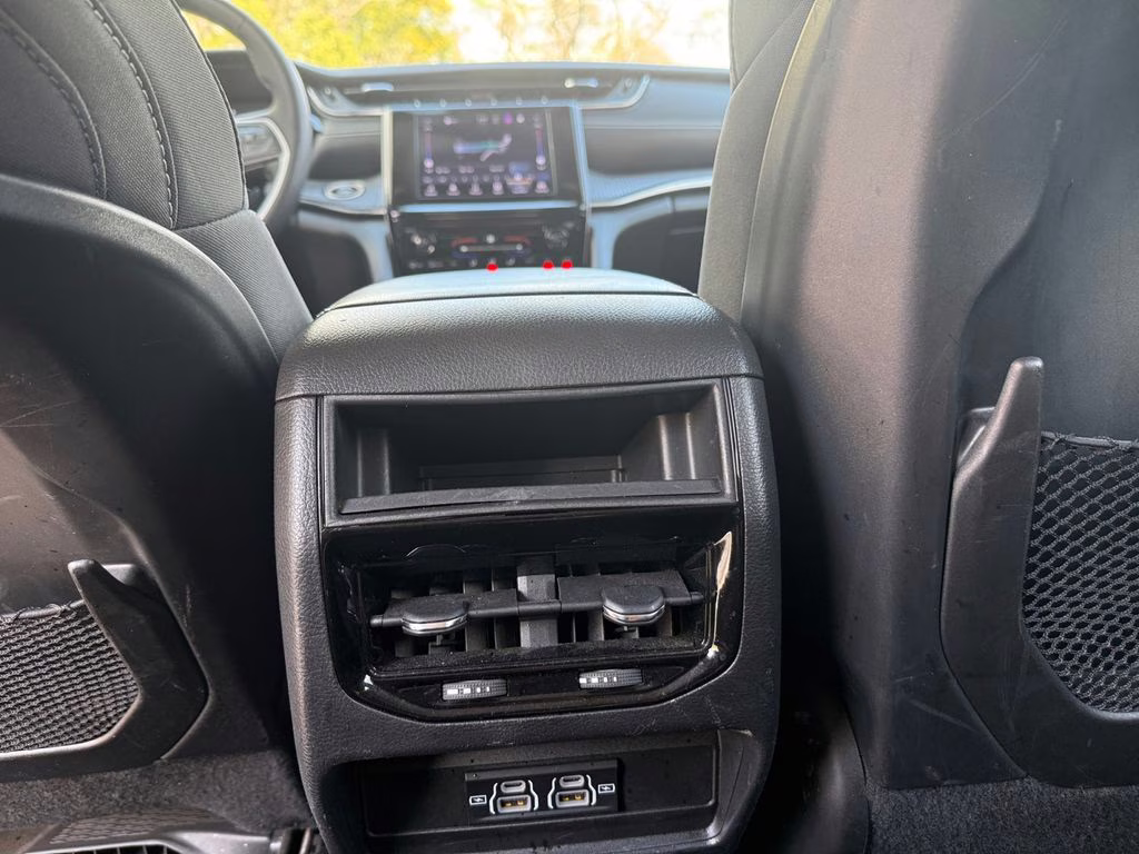 2023 Bright White Clearcoat Jeep Grand Cherokee Laredo 4X4 SUV