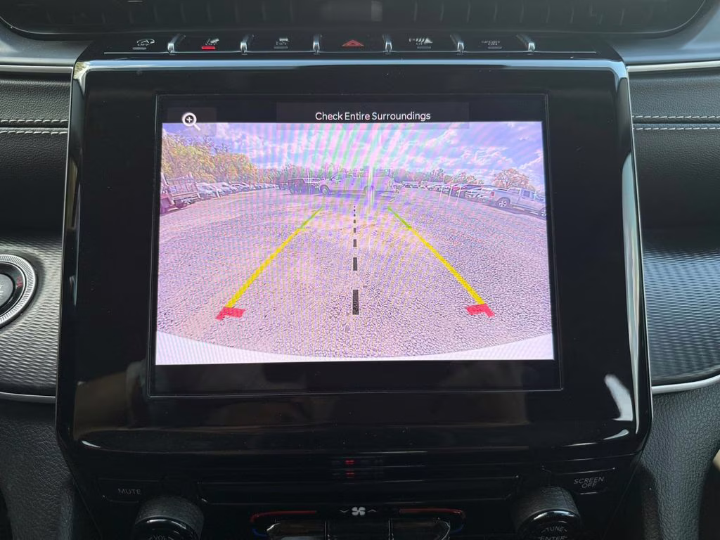 2023 Bright White Clearcoat Jeep Grand Cherokee Laredo 4X4 SUV