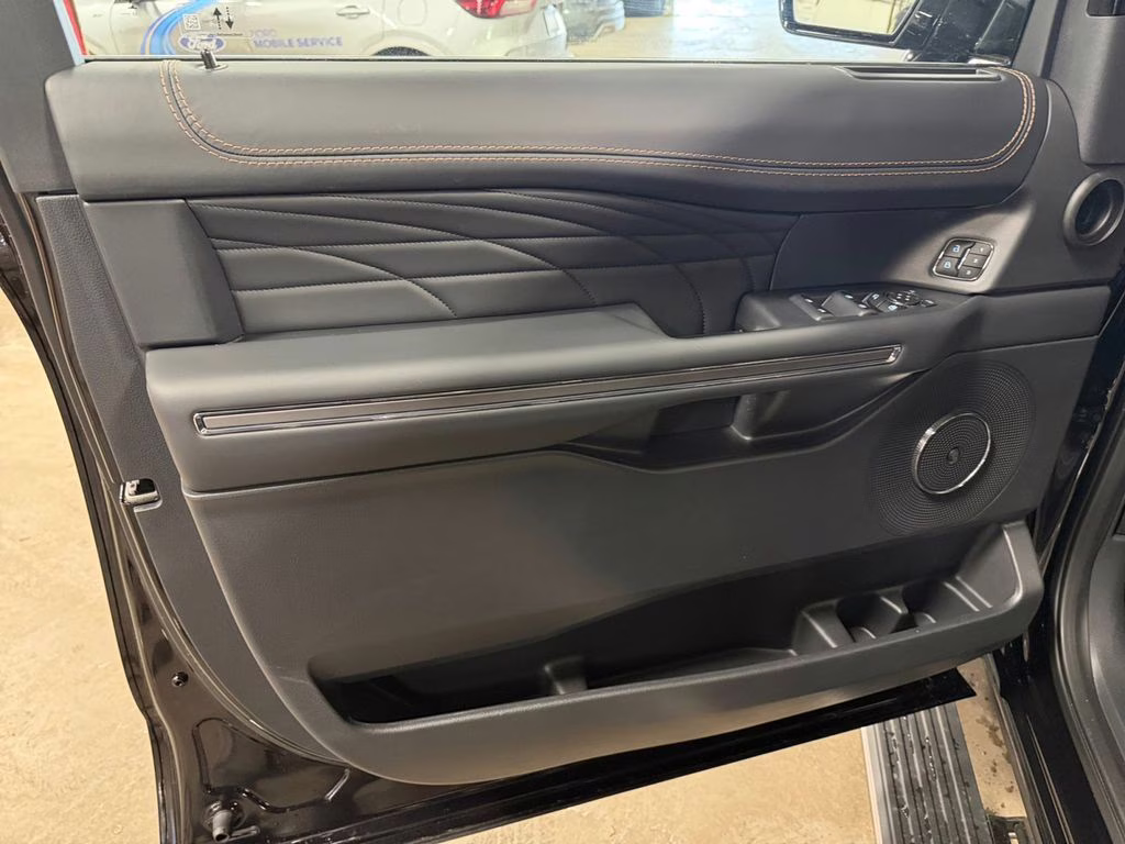 2024 Black Ford Expedition Max Platinum w/ Bluecruise & Heavy Duty Tow Pkg 4X4 SUV