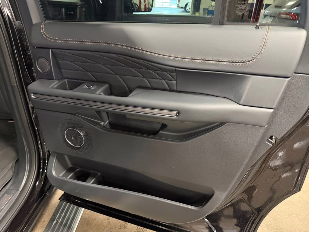 2024 Black Ford Expedition Max Platinum w/ Bluecruise & Heavy Duty Tow Pkg 4X4 SUV