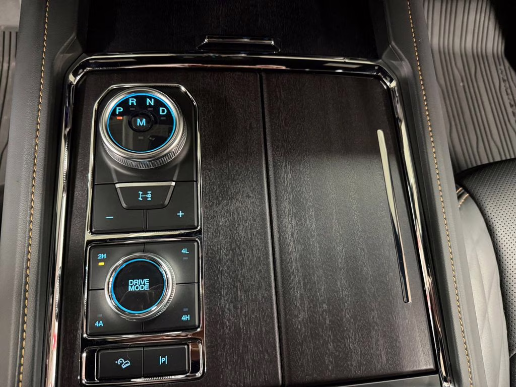 2024 Black Ford Expedition Max Platinum w/ Bluecruise & Heavy Duty Tow Pkg 4X4 SUV