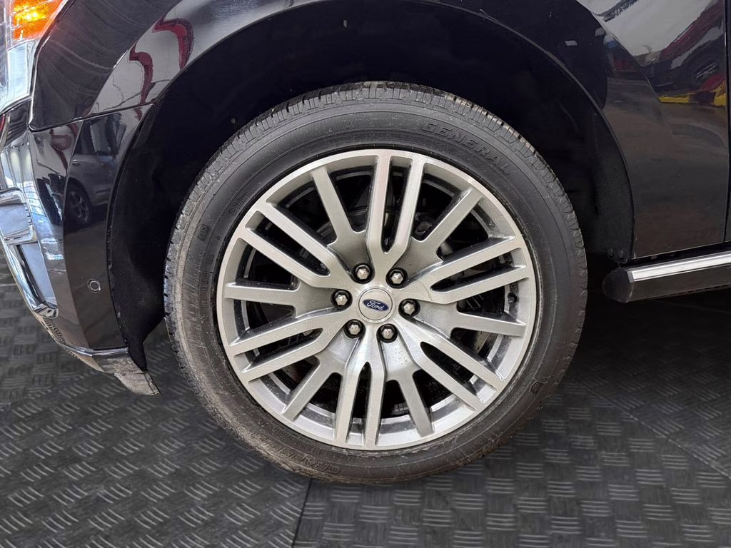 2024 Black Ford Expedition Max Platinum w/ Bluecruise & Heavy Duty Tow Pkg 4X4 SUV