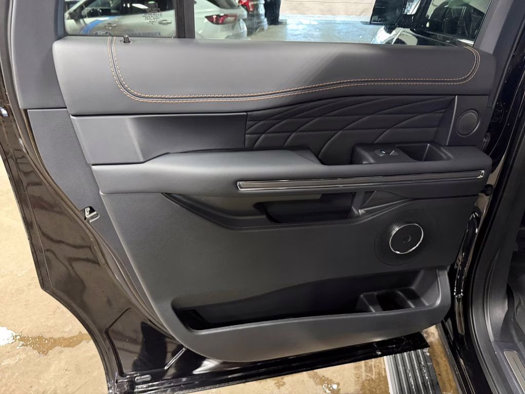 2024 Black Ford Expedition Max Platinum w/ Bluecruise & Heavy Duty Tow Pkg 4X4 SUV