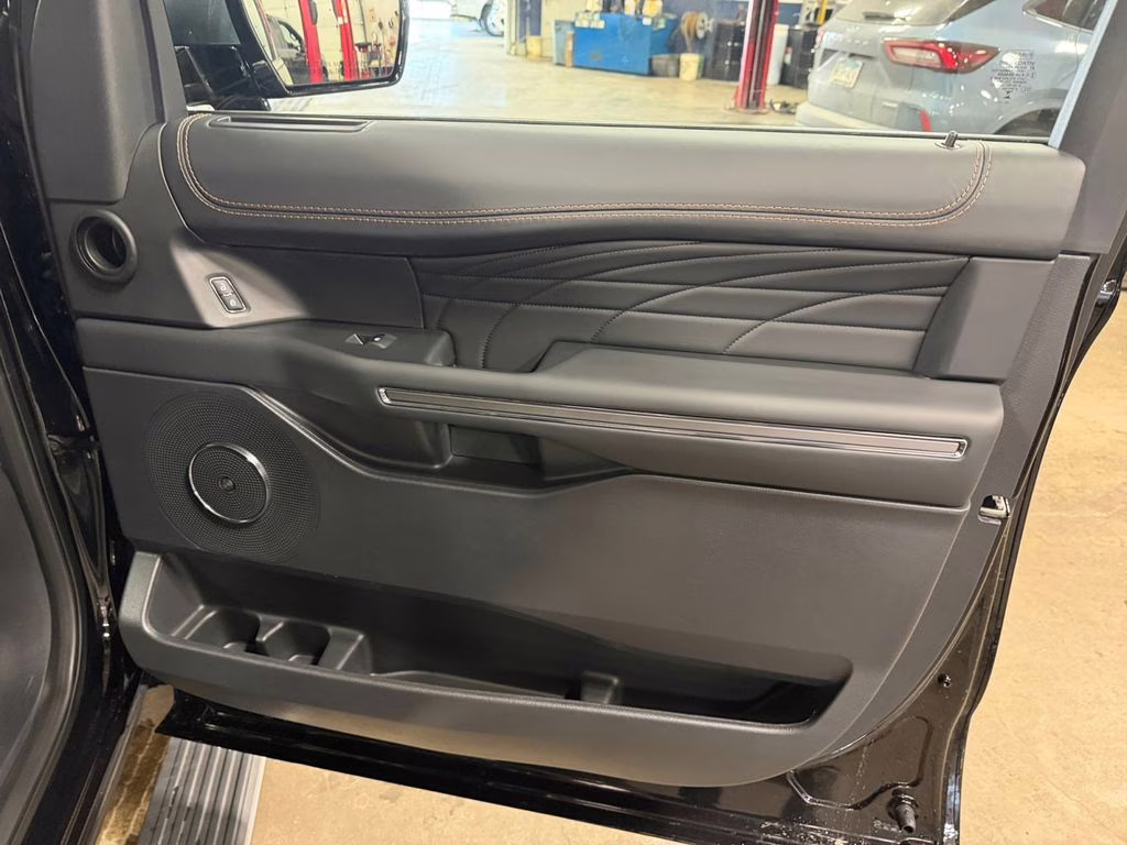 2024 Black Ford Expedition Max Platinum w/ Bluecruise & Heavy Duty Tow Pkg 4X4 SUV