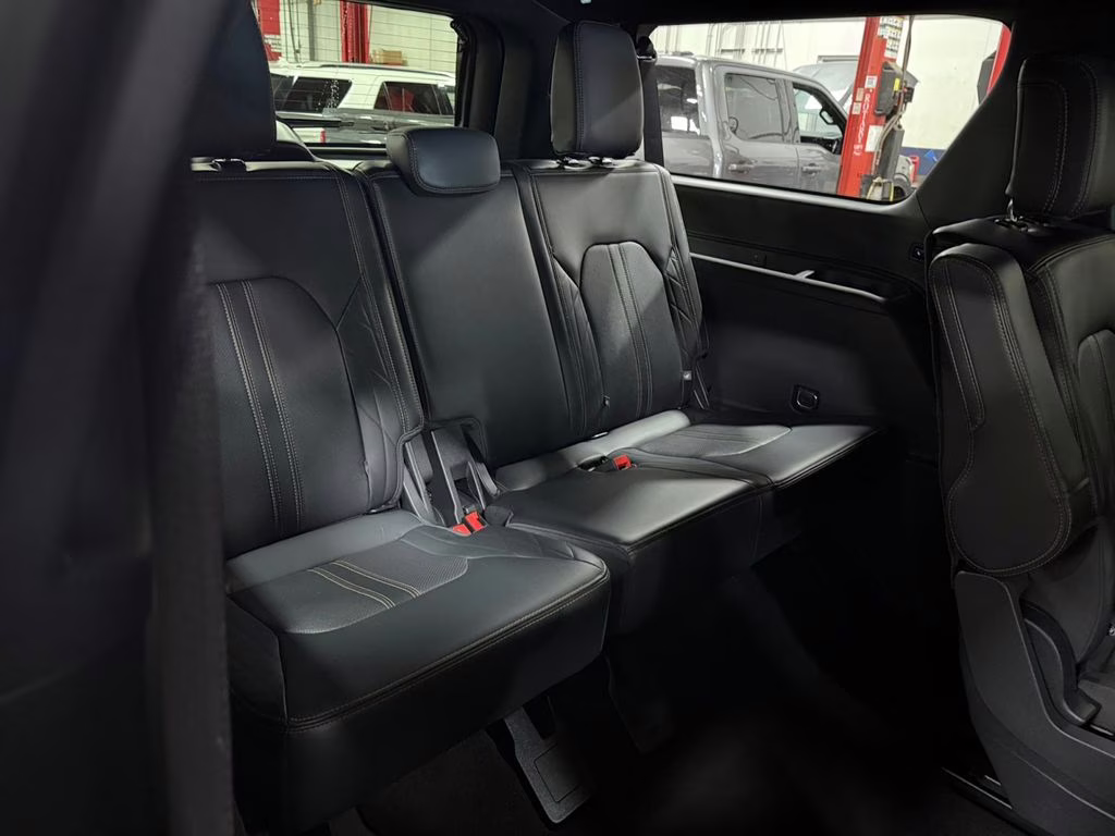 2024 Black Ford Expedition Max Platinum w/ Bluecruise & Heavy Duty Tow Pkg 4X4 SUV