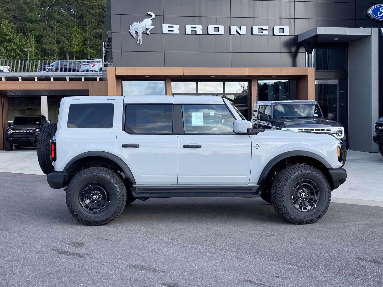 2026 Avalanche Ford Bronco Outer Banks 4X4 SUV