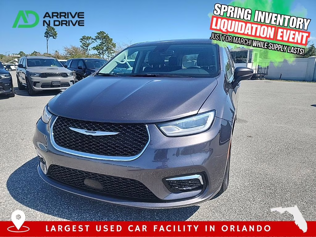 2023 Chrysler Pacifica Touring L's photo