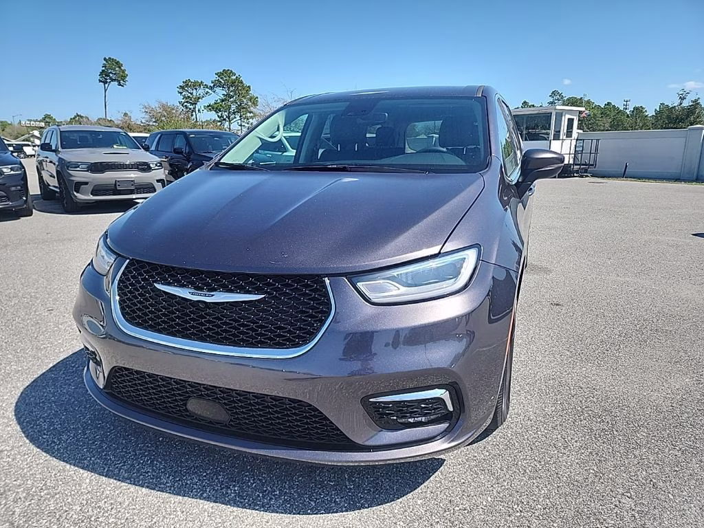 2023 Chrysler Pacifica Touring L's photo