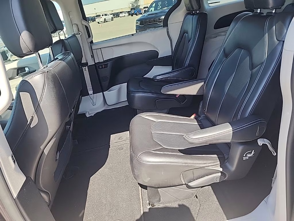 2023 Granite Crystal Metallic Clearcoat Chrysler Pacifica Touring L FWD Van